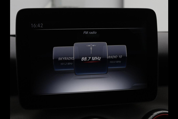 Mercedes-Benz CLA-Klasse 180 AMG | Stoelverwarming | Sportstoelen | Camera | Navigatie | Park Assist | Full LED | Cruise control | Airco