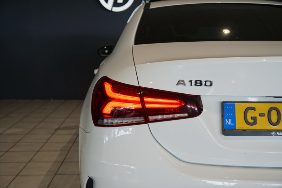 Mercedes-Benz A-Klasse 180 AMG Line + SCHUIFDAK / CARPLAY / NIGHTPAKKET / WIDESCREEN / CAMERA