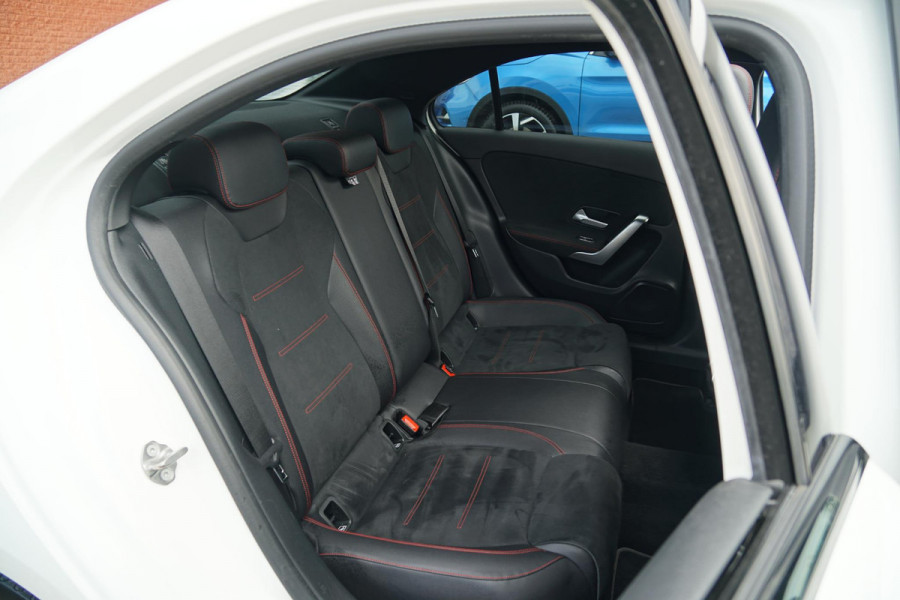 Mercedes-Benz A-Klasse 180 AMG Line + SCHUIFDAK / CARPLAY / NIGHTPAKKET / WIDESCREEN / CAMERA