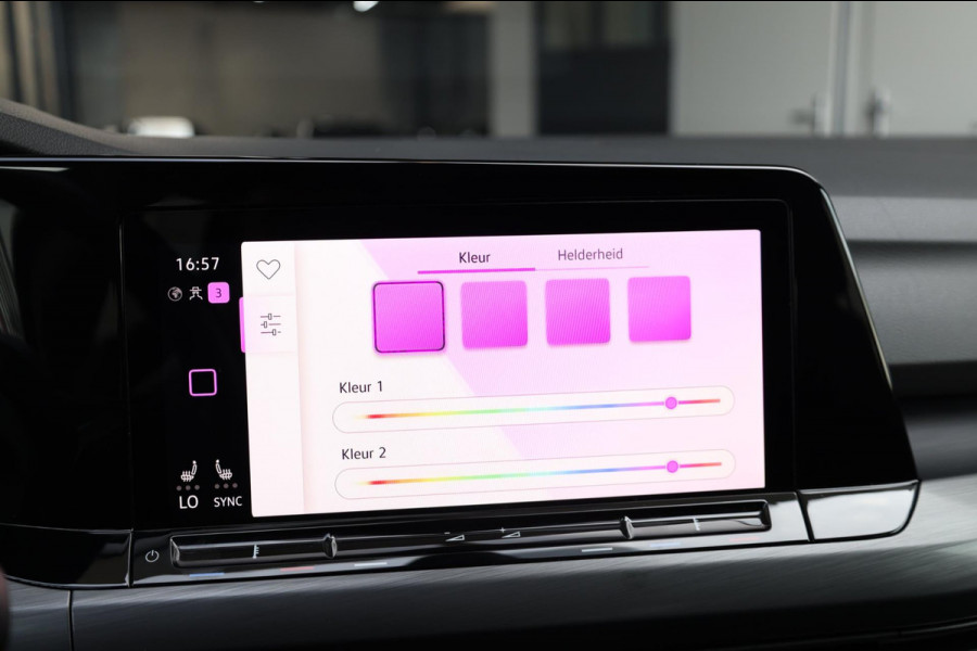 Volkswagen Golf 1.5 eTSI R-Line IQ+LED/VIRTUAL/SFEER/ALCANTARA+S.VERWARMING+MASSAGE/18" LMVCAM/ACC/ECC/12 MDN GARANTIE!