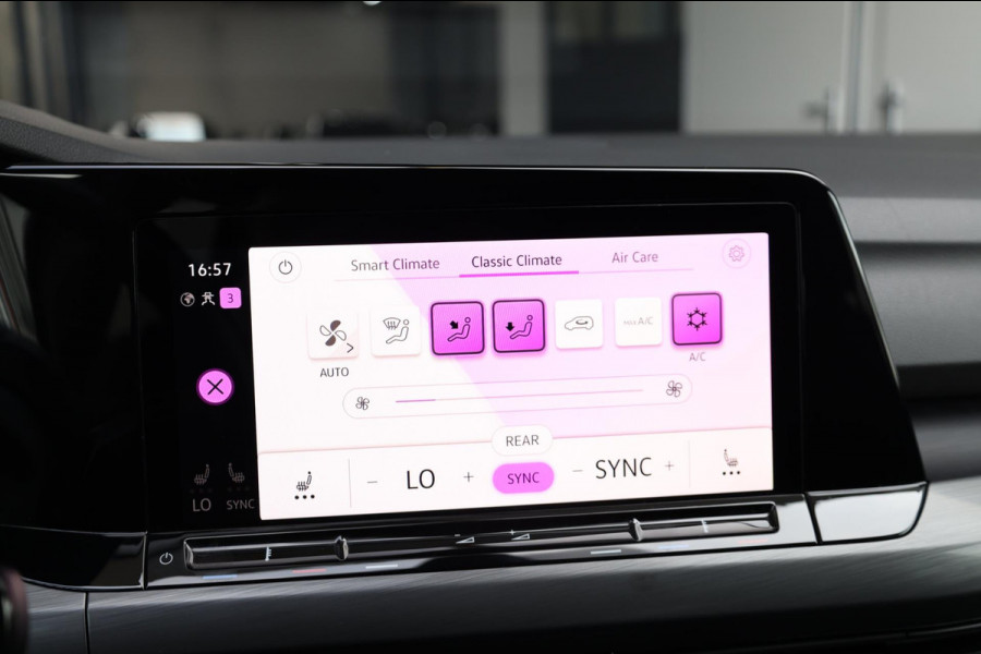 Volkswagen Golf 1.5 eTSI R-Line IQ+LED/VIRTUAL/SFEER/ALCANTARA+S.VERWARMING+MASSAGE/18" LMVCAM/ACC/ECC/12 MDN GARANTIE!