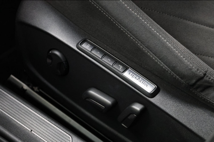 Volkswagen Golf 1.5 eTSI R-Line IQ+LED/VIRTUAL/SFEER/ALCANTARA+S.VERWARMING+MASSAGE/18" LMVCAM/ACC/ECC/12 MDN GARANTIE!