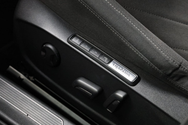 Volkswagen Golf 1.5 eTSI R-Line IQ+LED/VIRTUAL/SFEER/ALCANTARA+S.VERWARMING+MASSAGE/18" LMVCAM/ACC/ECC/12 MDN GARANTIE!