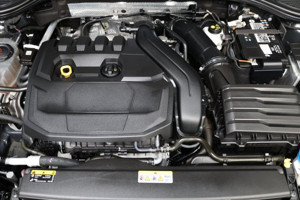 Volkswagen Golf 1.5 eTSI R-Line IQ+LED/VIRTUAL/SFEER/ALCANTARA+S.VERWARMING+MASSAGE/18" LMVCAM/ACC/ECC/12 MDN GARANTIE!