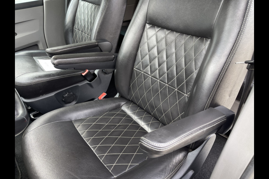 Volkswagen Transporter 2.0 TDI 150pk DSG automaat L2H1 30 DC 5 persoons Bulli / nieuwe koppeling vliegwiel / vaste prijs rijklaar € 32.950 ex btw / lease vanaf € 538 / leer / 19 inch wielen / dubbele schuifdeur
