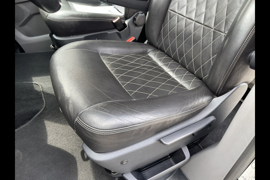 Volkswagen Transporter 2.0 TDI 150pk DSG automaat L2H1 30 DC 5 persoons Bulli / nieuwe koppeling vliegwiel / vaste prijs rijklaar € 32.950 ex btw / lease vanaf € 538 / leer / 19 inch wielen / dubbele schuifdeur