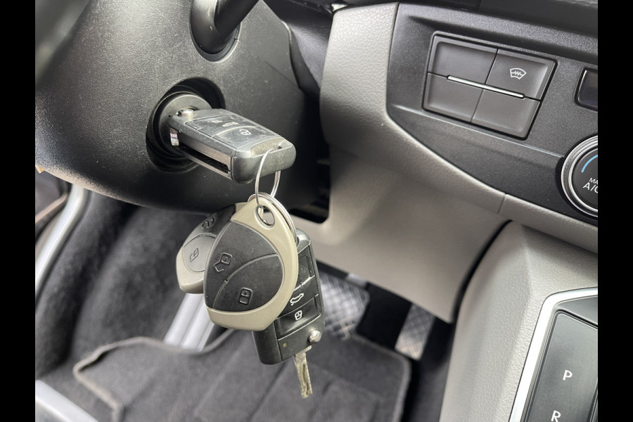 Volkswagen Transporter 2.0 TDI 150pk DSG automaat L2H1 30 DC 5 persoons Bulli / nieuwe koppeling vliegwiel / vaste prijs rijklaar € 32.950 ex btw / lease vanaf € 538 / leer / 19 inch wielen / dubbele schuifdeur