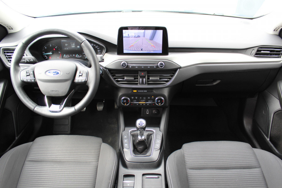 Ford FOCUS Wagon 1.5-120pk EcoBlue turbo diesel Titanium. Super nette en fijn rijdende Focus voor nog jaren plezier ! Stoel-, stuur- en voorraamverwarming, Navigatie, Bluetooth, Parkeersensoren V+A, Camera, Duozone climate, Metallic lak, LM wielen etc.
