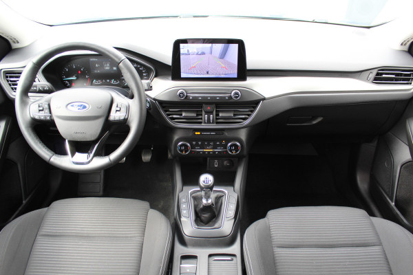 Ford FOCUS Wagon 1.5-120pk EcoBlue turbo diesel Titanium. Super nette en fijn rijdende Focus voor nog jaren plezier ! Stoel-, stuur- en voorraamverwarming, Navigatie, Bluetooth, Parkeersensoren V+A, Camera, Duozone climate, Metallic lak, LM wielen etc.