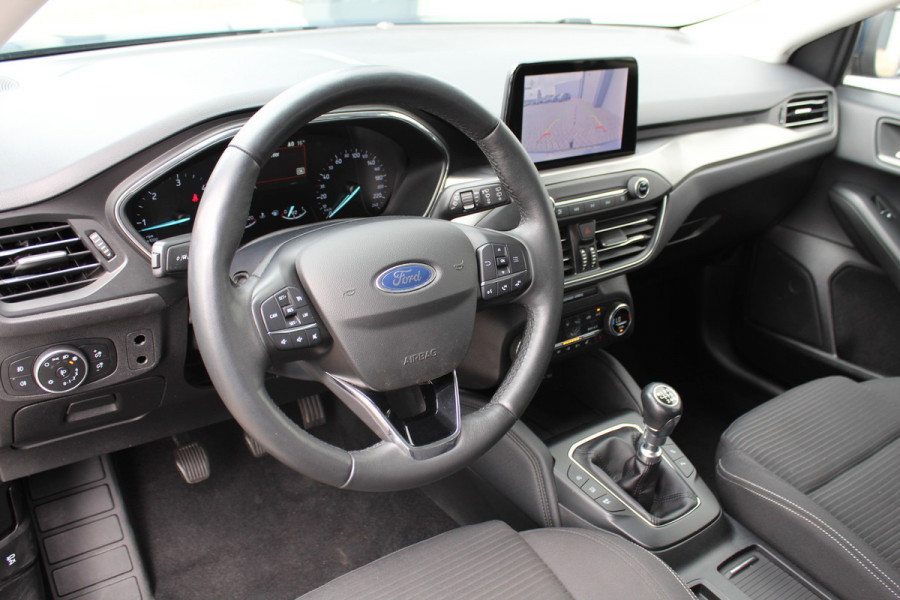Ford FOCUS Wagon 1.5-120pk EcoBlue turbo diesel Titanium. Super nette en fijn rijdende Focus voor nog jaren plezier ! Stoel-, stuur- en voorraamverwarming, Navigatie, Bluetooth, Parkeersensoren V+A, Camera, Duozone climate, Metallic lak, LM wielen etc.