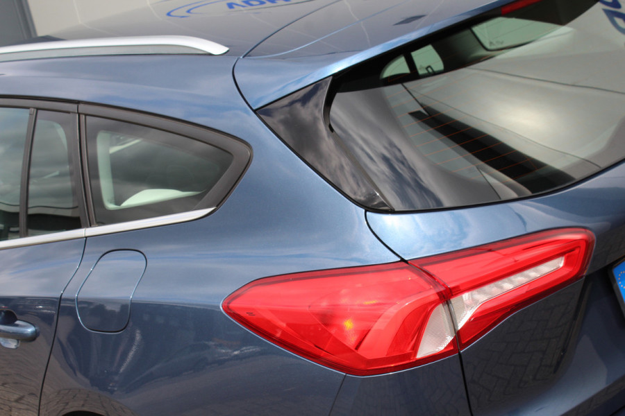 Ford FOCUS Wagon 1.5-120pk EcoBlue turbo diesel Titanium. Super nette en fijn rijdende Focus voor nog jaren plezier ! Stoel-, stuur- en voorraamverwarming, Navigatie, Bluetooth, Parkeersensoren V+A, Camera, Duozone climate, Metallic lak, LM wielen etc.
