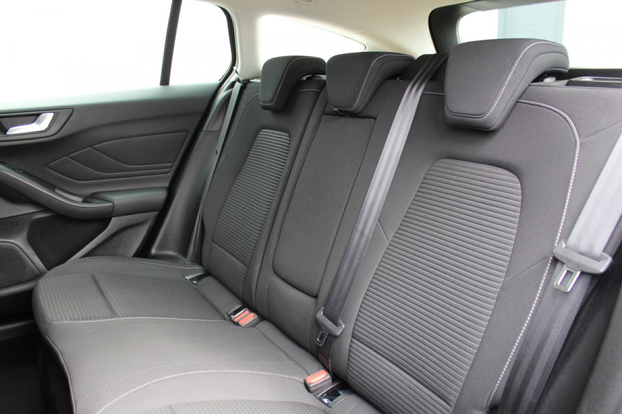 Ford FOCUS Wagon 1.5-120pk EcoBlue turbo diesel Titanium. Super nette en fijn rijdende Focus voor nog jaren plezier ! Stoel-, stuur- en voorraamverwarming, Navigatie, Bluetooth, Parkeersensoren V+A, Camera, Duozone climate, Metallic lak, LM wielen etc.