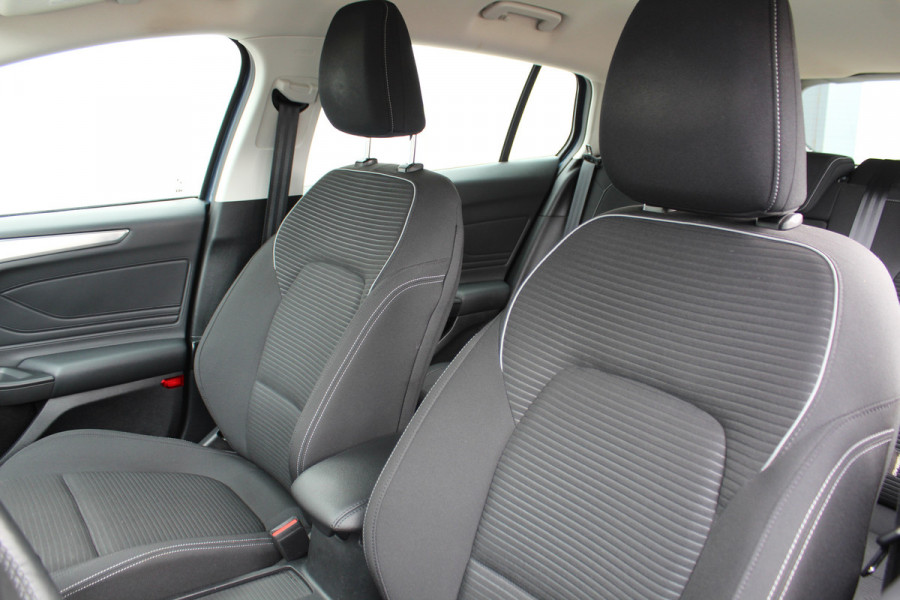 Ford FOCUS Wagon 1.5-120pk EcoBlue turbo diesel Titanium. Super nette en fijn rijdende Focus voor nog jaren plezier ! Stoel-, stuur- en voorraamverwarming, Navigatie, Bluetooth, Parkeersensoren V+A, Camera, Duozone climate, Metallic lak, LM wielen etc.