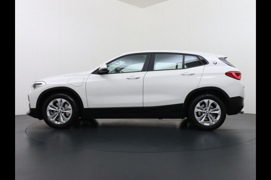 BMW X2 xDrive25e PHEV 126pk ZwarteHemel Elek.klep Keyless Camera Pdc Navi CruiseControl Usb Bordherk. Ecc Bluetooth Regensensor Stoelverw. Dab Isofix 4xElek.Ramen/Spiegels Aut.DimmendeSpiegel 17''LM Executive