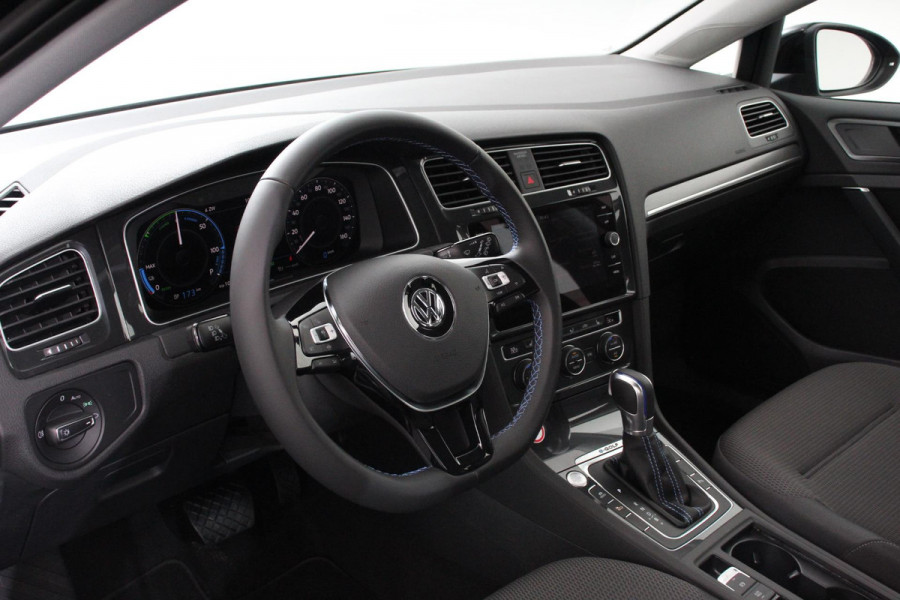 Volkswagen e-Golf | Navigatie | Climate control | Virtuel Cockpit | Camera | Keyless | Bluetooth | Cruise Control | Lichtmetalen Velgen |