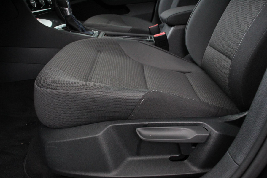 Volkswagen e-Golf | Navigatie | Climate control | Virtuel Cockpit | Camera | Keyless | Bluetooth | Cruise Control | Lichtmetalen Velgen |