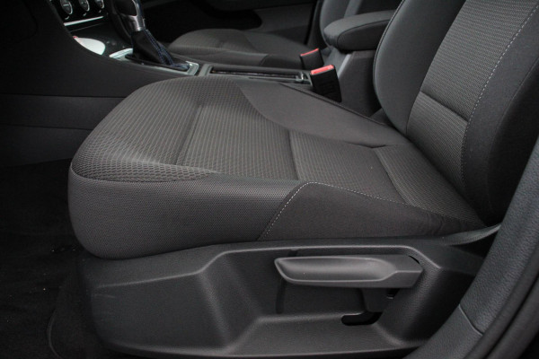 Volkswagen e-Golf | Navigatie | Climate control | Virtuel Cockpit | Camera | Keyless | Bluetooth | Cruise Control | Lichtmetalen Velgen |