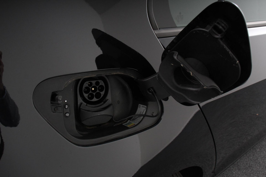 Volkswagen e-Golf | Navigatie | Climate control | Virtuel Cockpit | Camera | Keyless | Bluetooth | Cruise Control | Lichtmetalen Velgen |