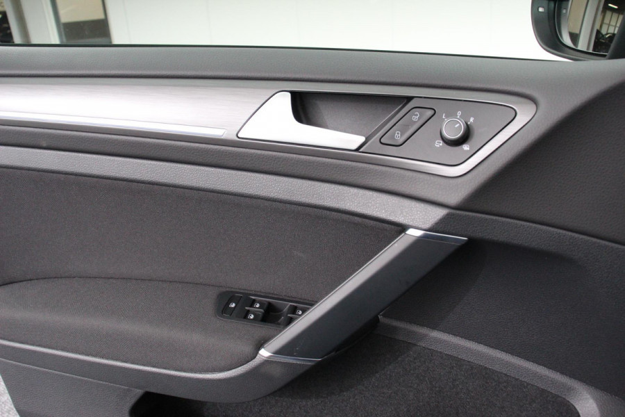 Volkswagen e-Golf | Navigatie | Climate control | Virtuel Cockpit | Camera | Keyless | Bluetooth | Cruise Control | Lichtmetalen Velgen |