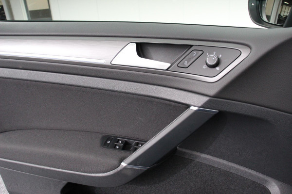 Volkswagen e-Golf | Navigatie | Climate control | Virtuel Cockpit | Camera | Keyless | Bluetooth | Cruise Control | Lichtmetalen Velgen |