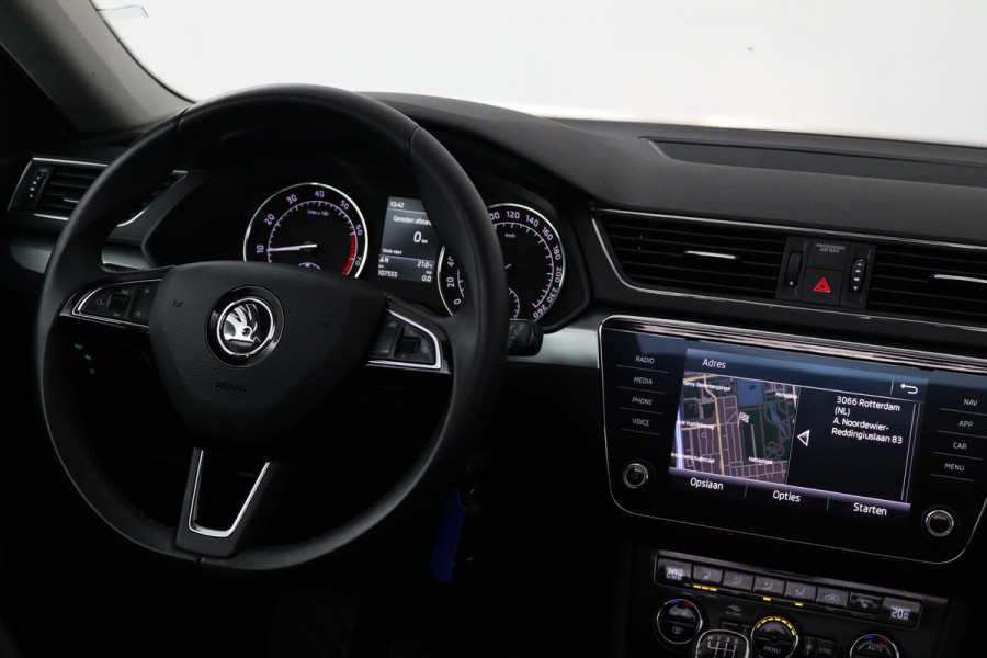 Škoda Superb Combi 1.5 TSI ACT Ambition Business (PANORAMADAK, STOELVERWARMING, TREKHAAK, ELEKTR STOELEN, NAVIGATIE, NL-AUTO)