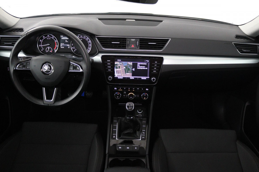 Škoda Superb Combi 1.5 TSI ACT Ambition Business (PANORAMADAK, STOELVERWARMING, TREKHAAK, ELEKTR STOELEN, NAVIGATIE, NL-AUTO)