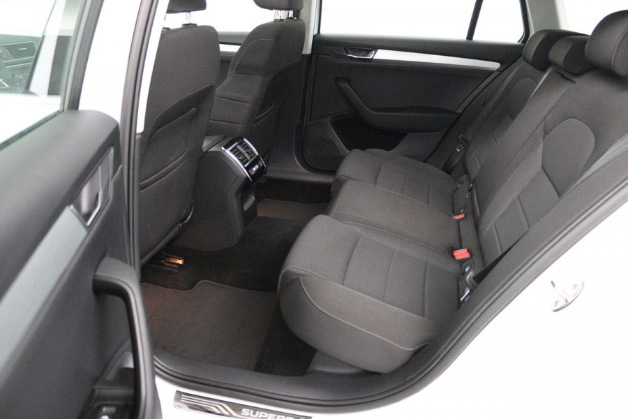 Škoda Superb Combi 1.5 TSI ACT Ambition Business (PANORAMADAK, STOELVERWARMING, TREKHAAK, ELEKTR STOELEN, NAVIGATIE, NL-AUTO)