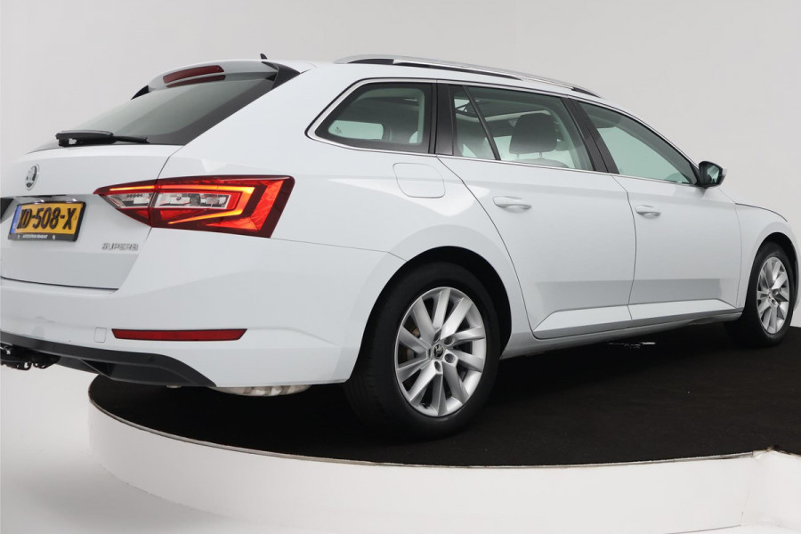 Škoda Superb Combi 1.5 TSI ACT Ambition Business (PANORAMADAK, STOELVERWARMING, TREKHAAK, ELEKTR STOELEN, NAVIGATIE, NL-AUTO)