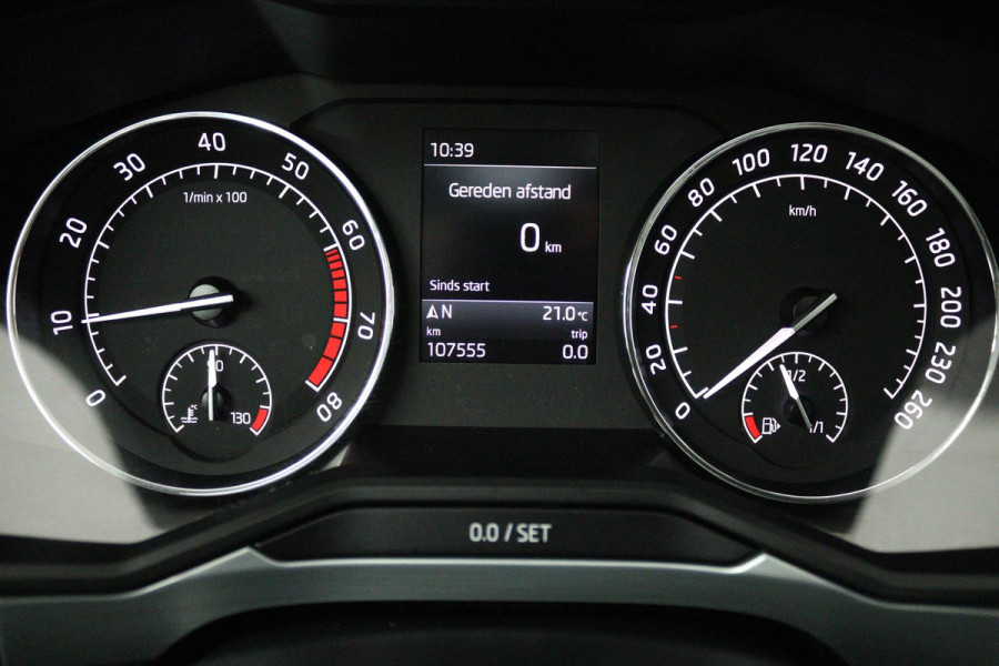 Škoda Superb Combi 1.5 TSI ACT Ambition Business (PANORAMADAK, STOELVERWARMING, TREKHAAK, ELEKTR STOELEN, NAVIGATIE, NL-AUTO)