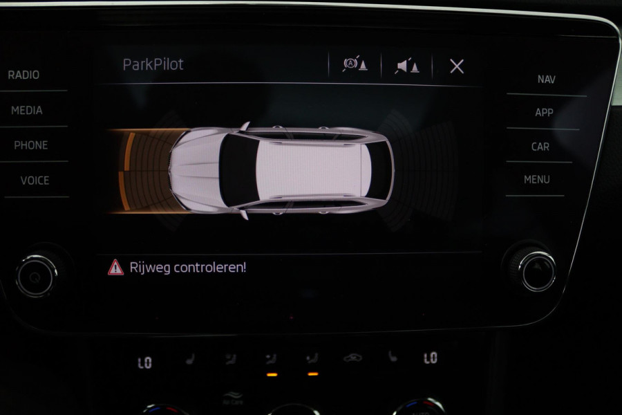 Škoda Superb Combi 1.5 TSI ACT Ambition Business (PANORAMADAK, STOELVERWARMING, TREKHAAK, ELEKTR STOELEN, NAVIGATIE, NL-AUTO)
