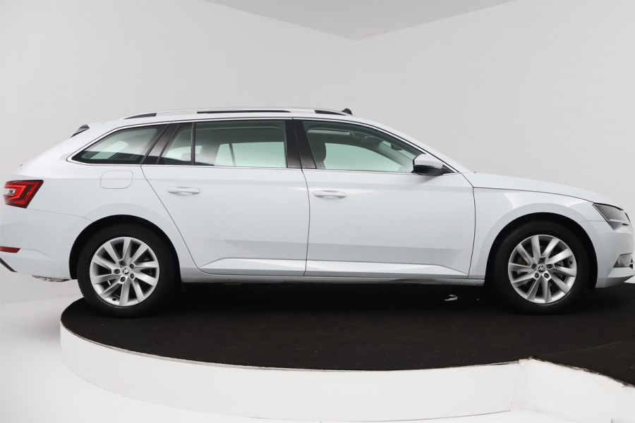 Škoda Superb Combi 1.5 TSI ACT Ambition Business (PANORAMADAK, STOELVERWARMING, TREKHAAK, ELEKTR STOELEN, NAVIGATIE, NL-AUTO)