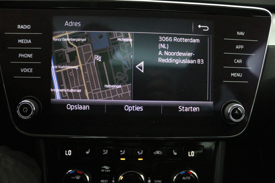 Škoda Superb Combi 1.5 TSI ACT Ambition Business (PANORAMADAK, STOELVERWARMING, TREKHAAK, ELEKTR STOELEN, NAVIGATIE, NL-AUTO)