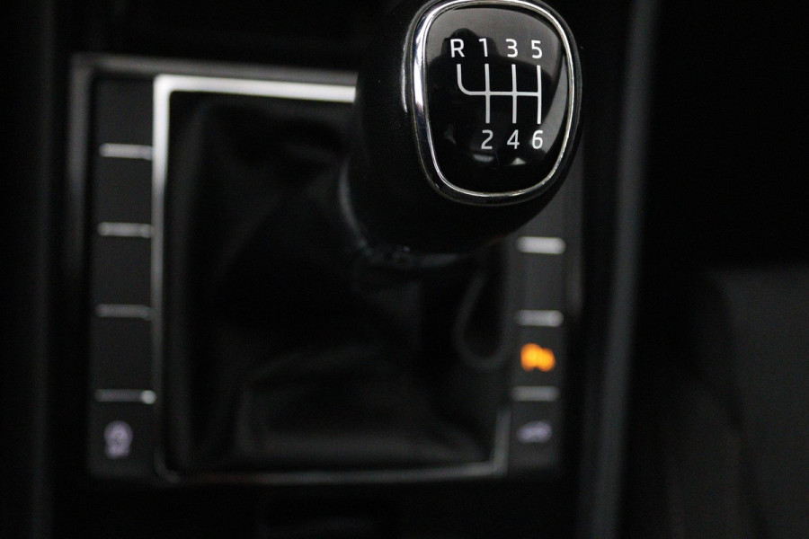 Škoda Superb Combi 1.5 TSI ACT Ambition Business (PANORAMADAK, STOELVERWARMING, TREKHAAK, ELEKTR STOELEN, NAVIGATIE, NL-AUTO)