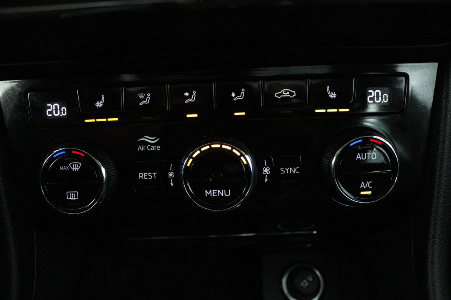 Škoda Superb Combi 1.5 TSI ACT Ambition Business (PANORAMADAK, STOELVERWARMING, TREKHAAK, ELEKTR STOELEN, NAVIGATIE, NL-AUTO)