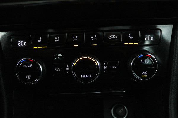 Škoda Superb Combi 1.5 TSI ACT Ambition Business (PANORAMADAK, STOELVERWARMING, TREKHAAK, ELEKTR STOELEN, NAVIGATIE, NL-AUTO)
