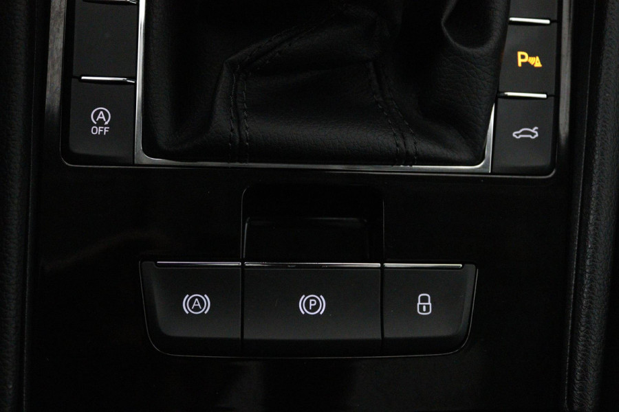 Škoda Superb Combi 1.5 TSI ACT Ambition Business (PANORAMADAK, STOELVERWARMING, TREKHAAK, ELEKTR STOELEN, NAVIGATIE, NL-AUTO)