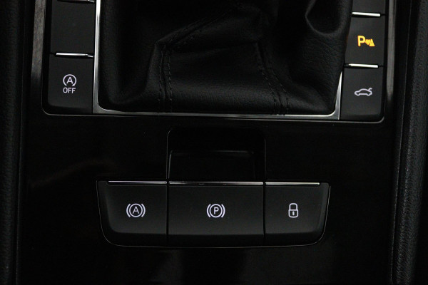 Škoda Superb Combi 1.5 TSI ACT Ambition Business (PANORAMADAK, STOELVERWARMING, TREKHAAK, ELEKTR STOELEN, NAVIGATIE, NL-AUTO)