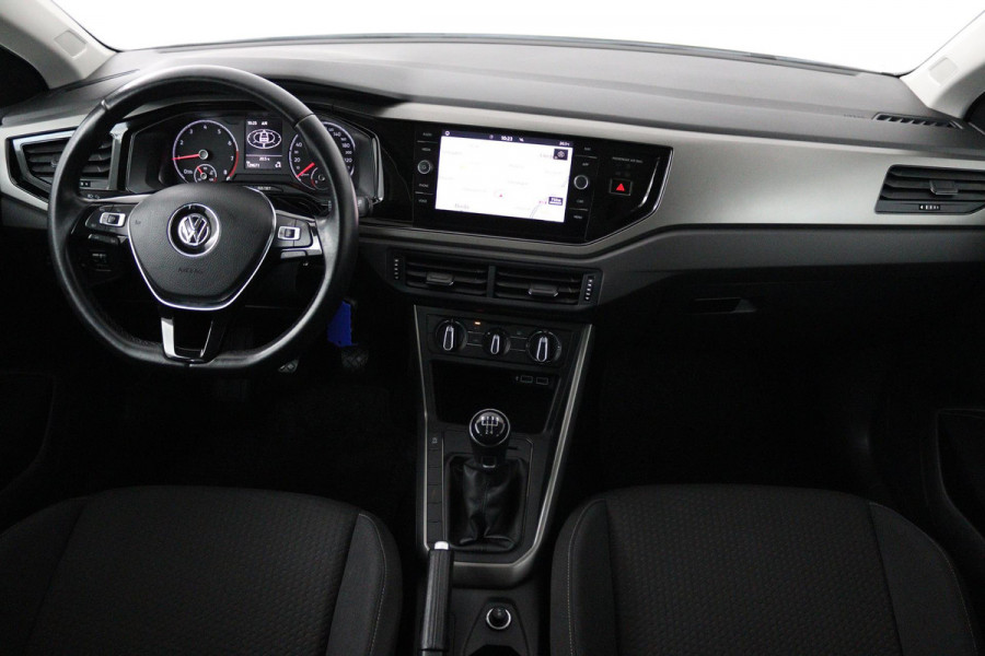 Volkswagen Polo 1.0 TSI Comfortline (PARKEERSENSOREN, CRUISE ADAPTIEF, NAVIGATIE, CARPLAY, NL-AUTO, GOED ONDERHOUDEN)