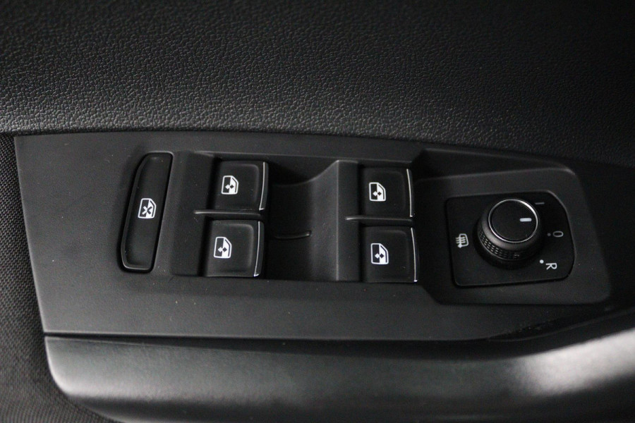 Volkswagen Polo 1.0 TSI Comfortline (PARKEERSENSOREN, CRUISE ADAPTIEF, NAVIGATIE, CARPLAY, NL-AUTO, GOED ONDERHOUDEN)