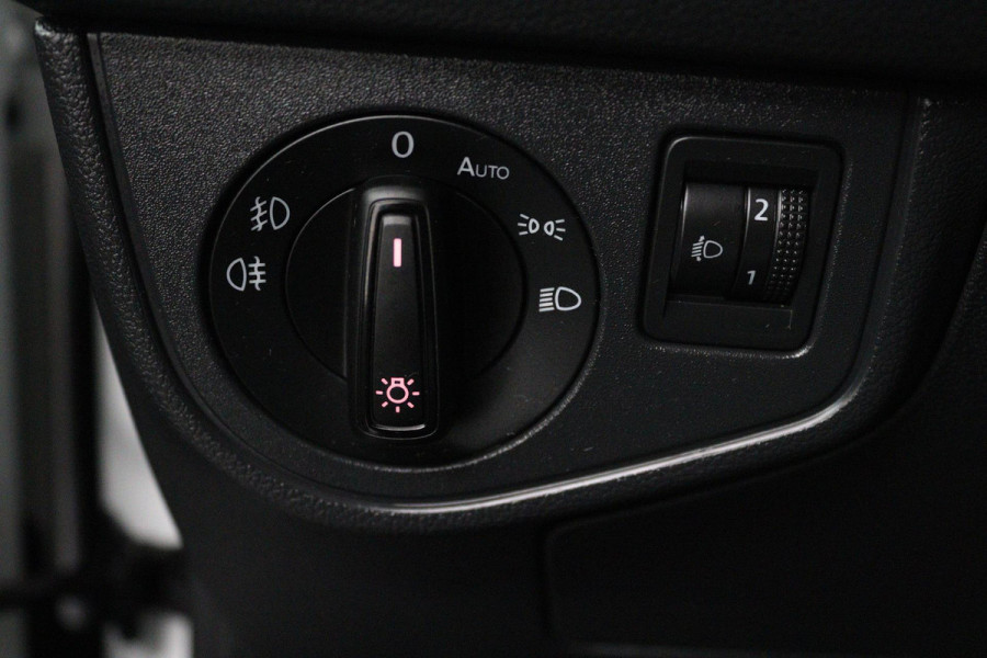 Volkswagen Polo 1.0 TSI Comfortline (PARKEERSENSOREN, CRUISE ADAPTIEF, NAVIGATIE, CARPLAY, NL-AUTO, GOED ONDERHOUDEN)