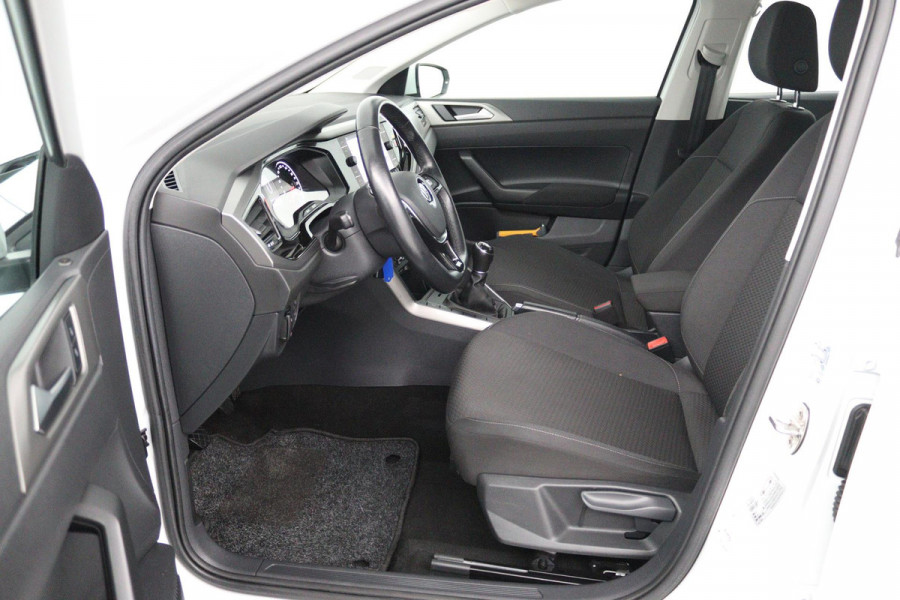 Volkswagen Polo 1.0 TSI Comfortline (PARKEERSENSOREN, CRUISE ADAPTIEF, NAVIGATIE, CARPLAY, NL-AUTO, GOED ONDERHOUDEN)