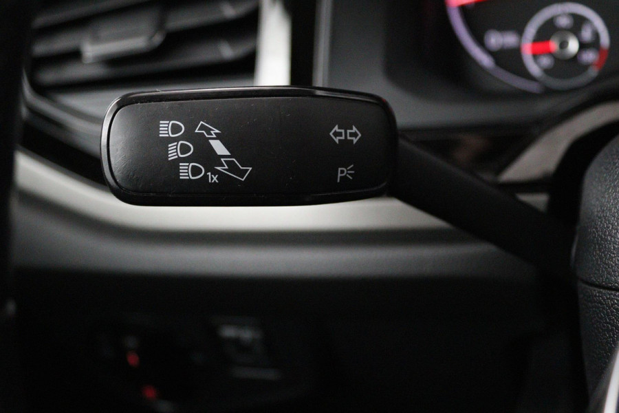 Volkswagen Polo 1.0 TSI Comfortline (PARKEERSENSOREN, CRUISE ADAPTIEF, NAVIGATIE, CARPLAY, NL-AUTO, GOED ONDERHOUDEN)