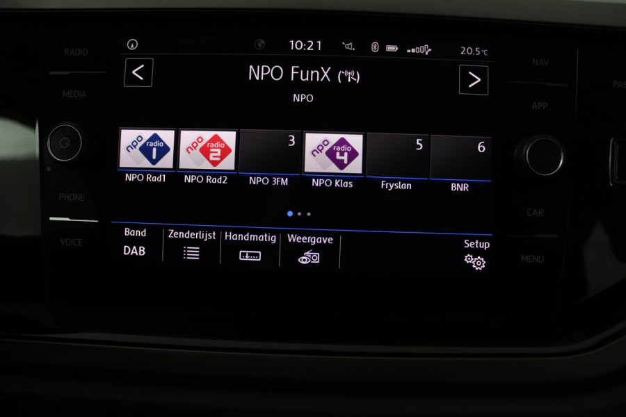 Volkswagen Polo 1.0 TSI Comfortline (PARKEERSENSOREN, CRUISE ADAPTIEF, NAVIGATIE, CARPLAY, NL-AUTO, GOED ONDERHOUDEN)