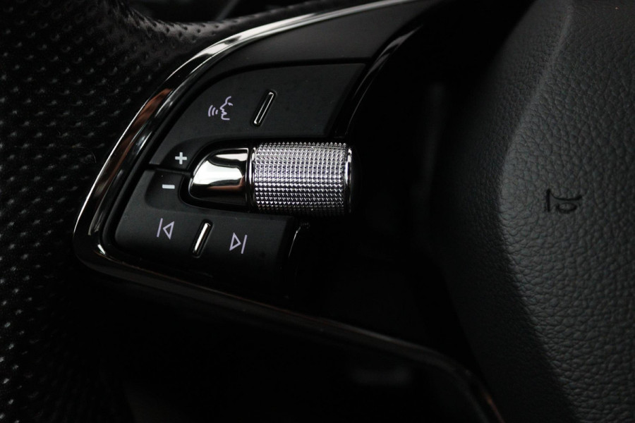 Škoda Kamiq 1.0 TSI Sport Business (STOELVERWARMING, CRUISE CONTROL, PARKEERSENSOREN, ACHTERUITRIJCAMERA, AUTOMAAT)