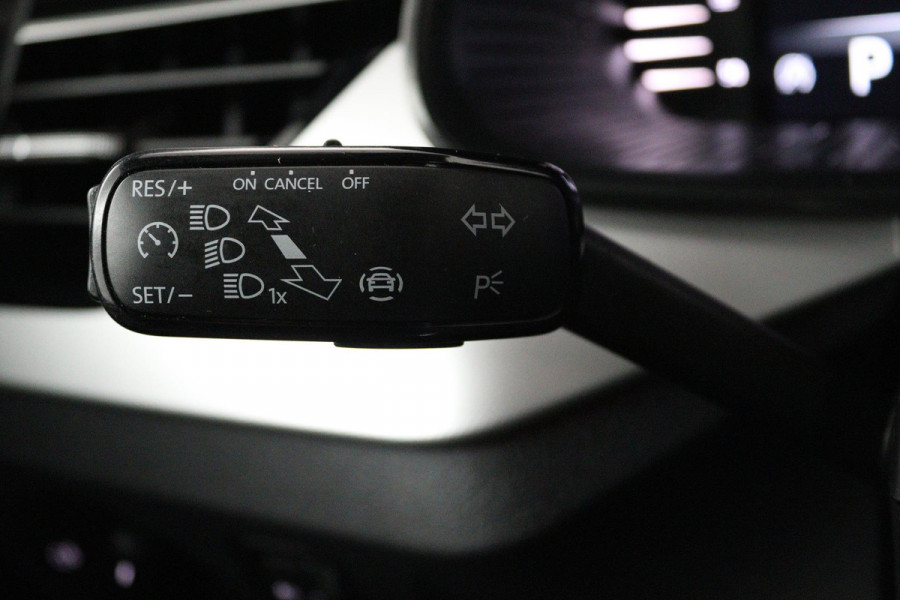 Škoda Kamiq 1.0 TSI Sport Business (STOELVERWARMING, CRUISE CONTROL, PARKEERSENSOREN, ACHTERUITRIJCAMERA, AUTOMAAT)