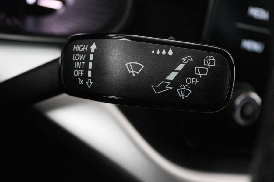 Škoda Kamiq 1.0 TSI Sport Business (STOELVERWARMING, CRUISE CONTROL, PARKEERSENSOREN, ACHTERUITRIJCAMERA, AUTOMAAT)