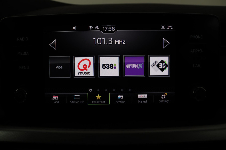 Škoda Kamiq 1.0 TSI Sport Business (STOELVERWARMING, CRUISE CONTROL, PARKEERSENSOREN, ACHTERUITRIJCAMERA, AUTOMAAT)