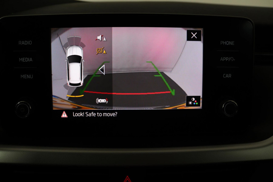 Škoda Kamiq 1.0 TSI Sport Business (STOELVERWARMING, CRUISE CONTROL, PARKEERSENSOREN, ACHTERUITRIJCAMERA, AUTOMAAT)