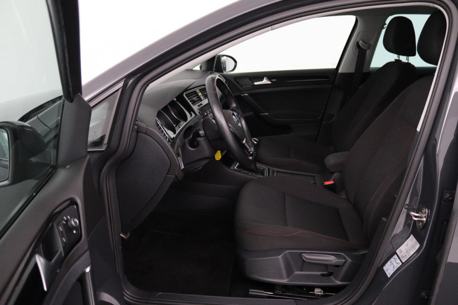 Volkswagen Golf 1.0 TSI Comfortline (PARKEERSENSOREN, CRUISE ADAPTIEF, NAVIGATIE, STOELVERWARMING)
