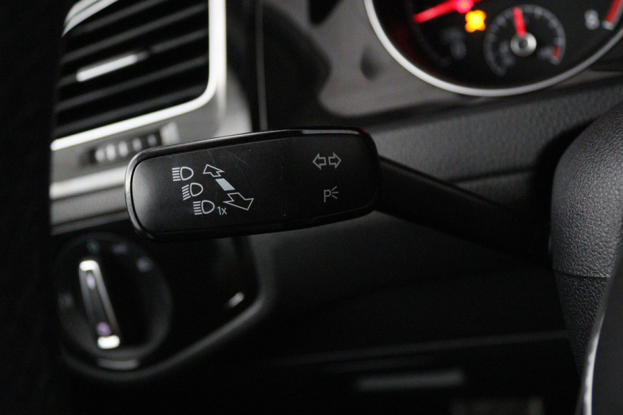 Volkswagen Golf 1.0 TSI Comfortline (PARKEERSENSOREN, CRUISE ADAPTIEF, NAVIGATIE, STOELVERWARMING)